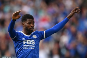 万博体育manbet app包含巴塞罗那训练开放日，清晨复出首秀引欢呼，社区盾在即，球队文化再被提及的词条